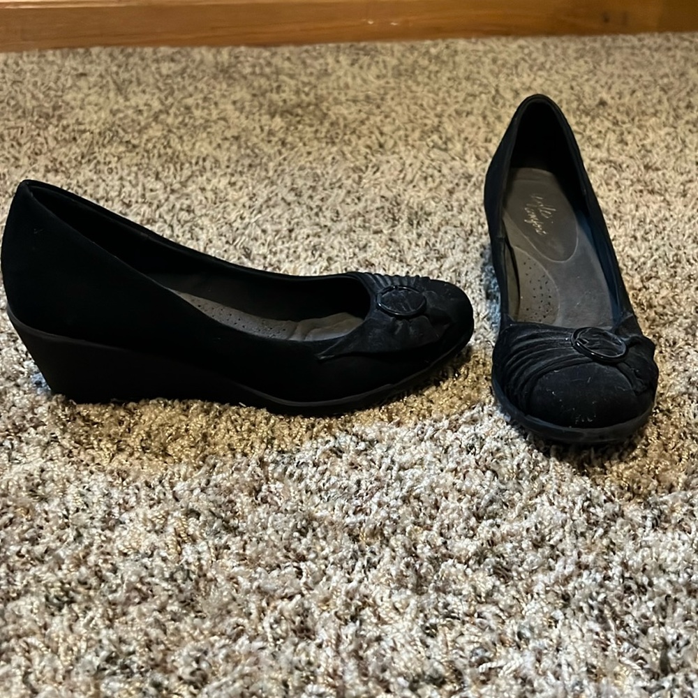 Black simple wedge